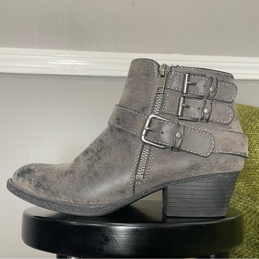 Dakota Chase Snowflake Booties Women’s size 7.5 Boots Gray